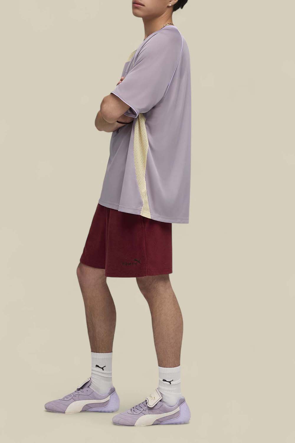 תמונת כל הלוק של חולצת טי פומה X פנטי